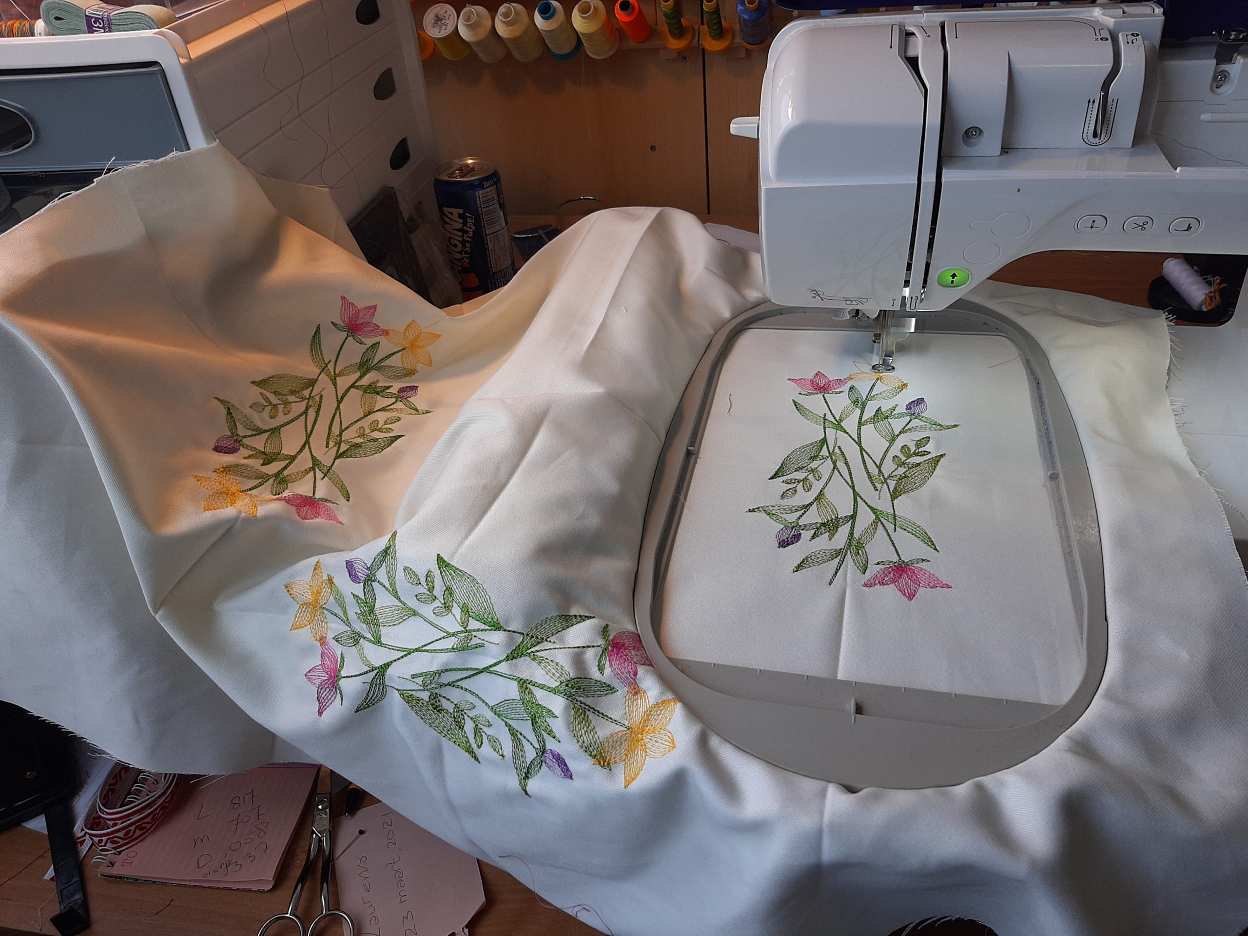 Bloemenpatroon dat machinaal op witte stof wordt geborduurd