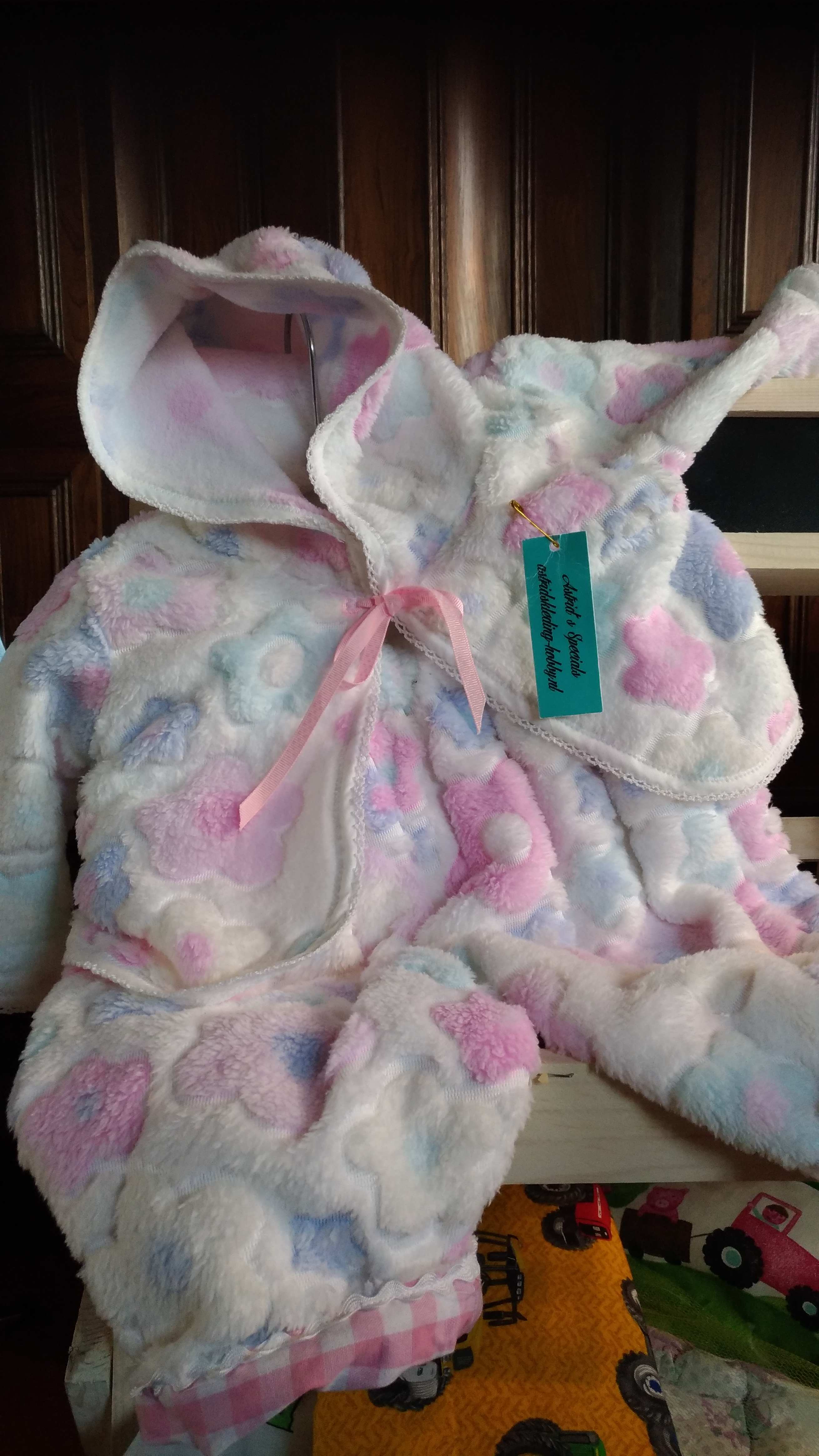 Zelfgemaakte babykleding in verschillende kleuren