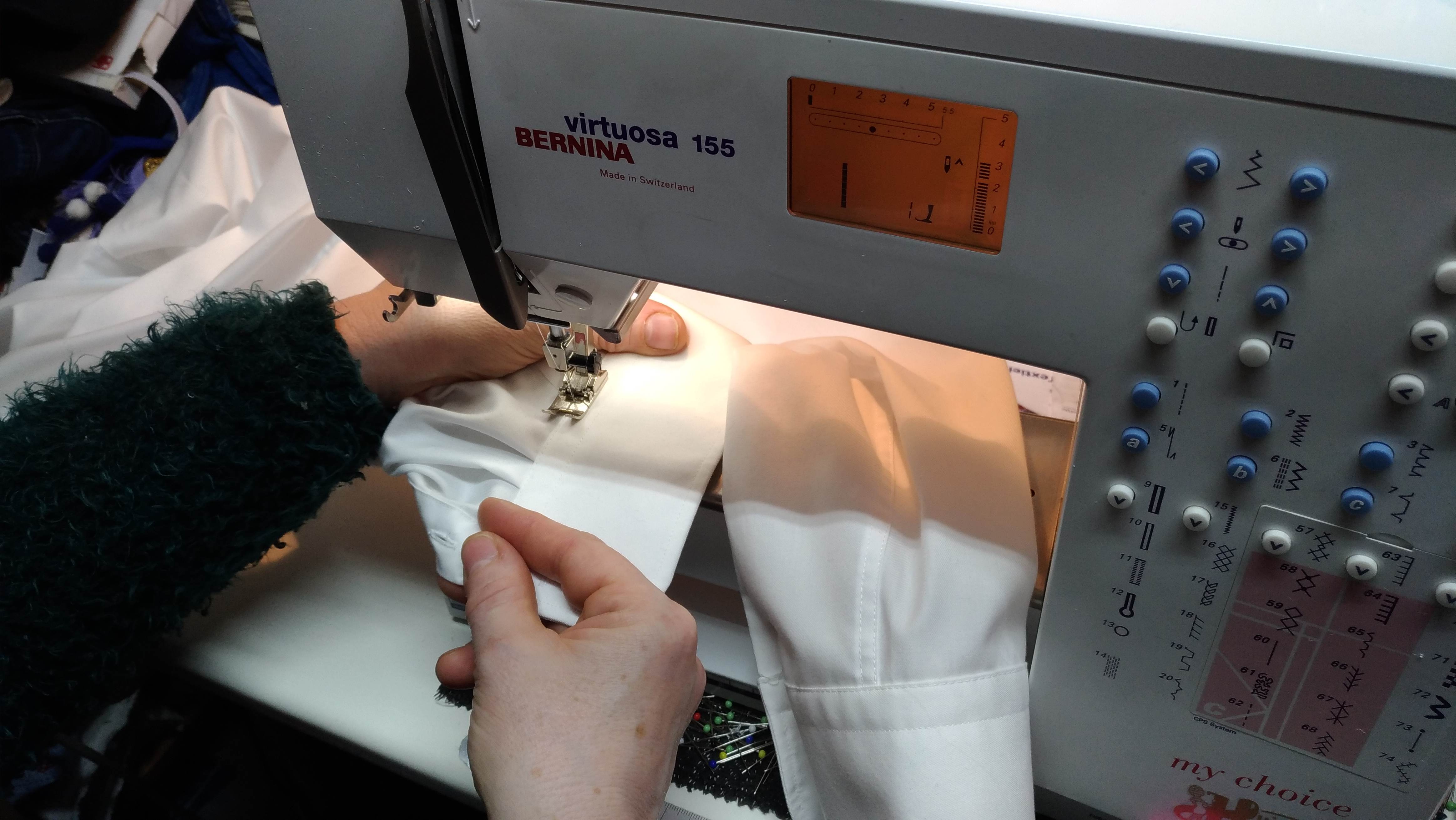 Kleding wordt zorgvuldig gestikt op een naaimachine